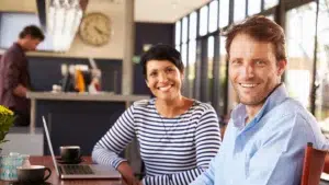 Pareja feliz trabajando en su desarrollo personal y espiritual con programas de microaprendizaje de Cristian Zeballos.