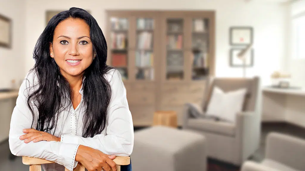 Mujer satisfecha contando su experiencia de una Consulta Personalizada con Cristian Zeballos