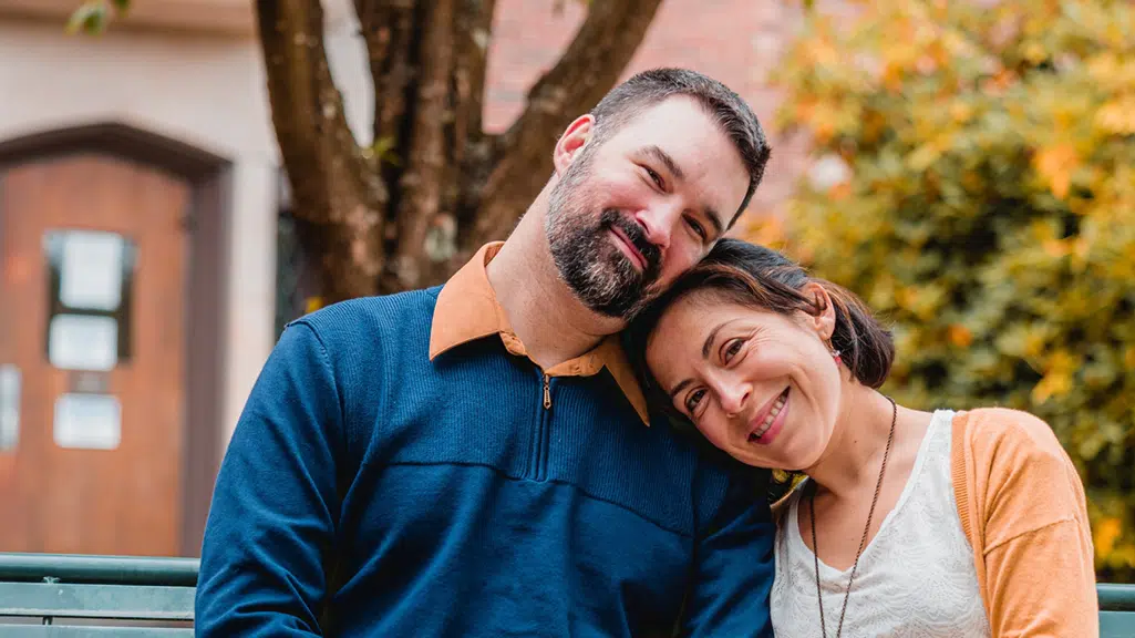 Pareja feliz durante una sesión de Terapia de Vínculos guiada por Cristian Zeballos para fortalecer relaciones.