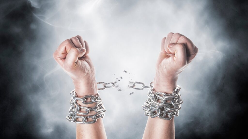 Persona liberándose de cadenas emocionales mediante el autoconocimiento y crecimiento personal.