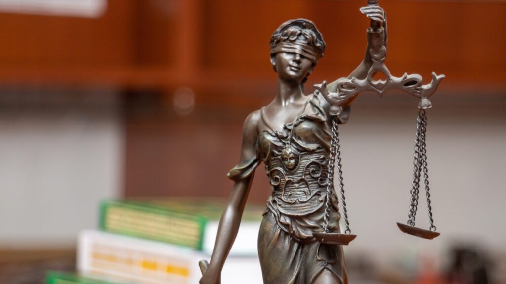 Representación de la relación entre psicoanálisis y derecho, enfocándose en la dimensión humana y simbólica del sistema judicial.