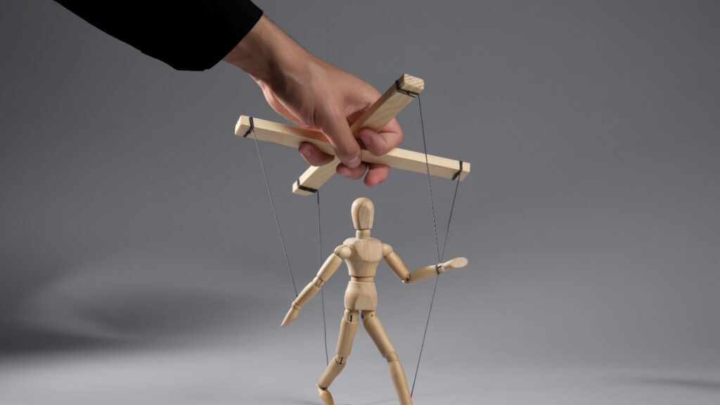 Persona rompiendo cadenas de manipulación externa, simbolizando la libertad y el despertar de la conciencia personal.