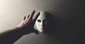 Persona dejando atrás símbolos de fascinación del ego para seguir un propósito justo y auténtico.