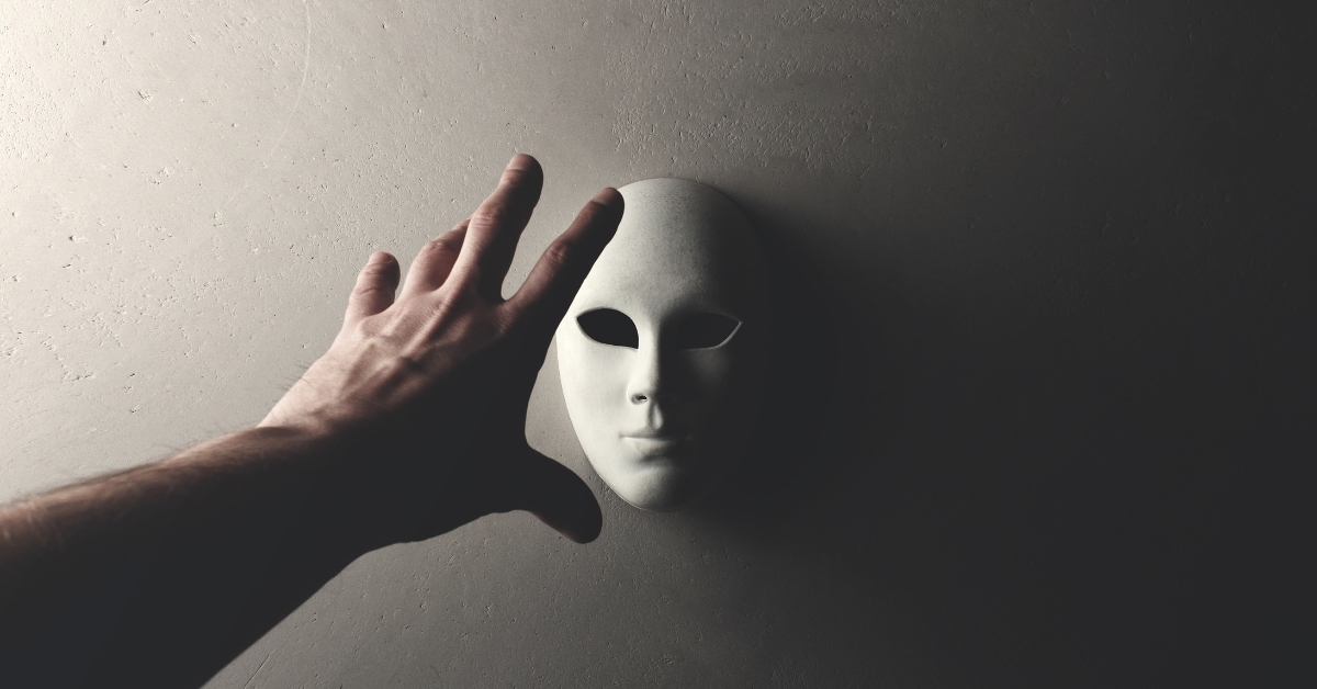 Persona dejando atrás símbolos de fascinación del ego para seguir un propósito justo y auténtico.