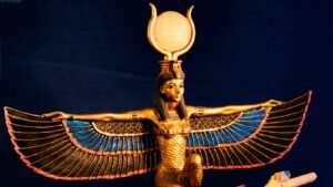 Imagen de Isis sosteniendo un velo, simbolizando el misterio y la sabiduría oculta de la verdad espiritual.